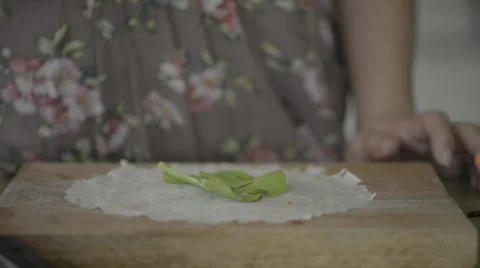 Wrapping Asia spring roll 库存影片 29241888