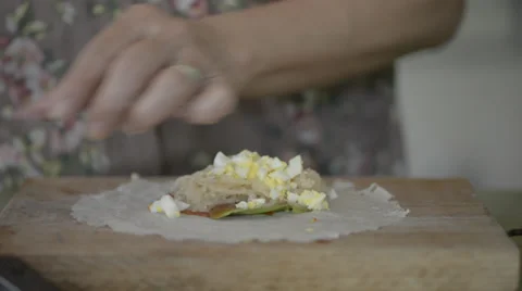 Wrapping Asia spring roll 库存影片 29242151