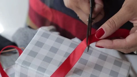 Wrapping A Holiday Gift Видео 80598623