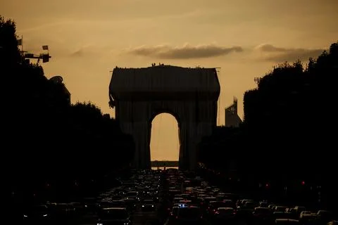 Wrapping of landmark Arc de Triomphe monument in Paris, France - 12 Sep 2021 Stock Photos
