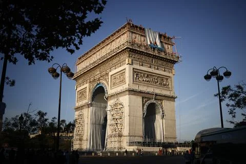 Wrapping of landmark Arc de Triomphe monument in Paris, France - 12 Sep 2021 写真素材