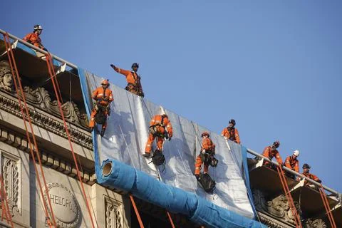 Wrapping of landmark Arc de Triomphe monument in Paris, France - 12 Sep 2021 Stock Photos