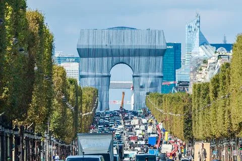 Wrapping of landmark Arc de Triomphe monument in Paris, France - 16 Sep 2021 Stock Photos