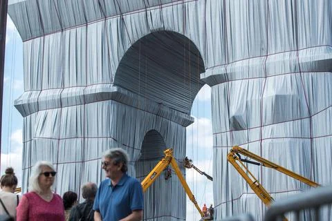 Wrapping of landmark Arc de Triomphe monument in Paris, France - 16 Sep 2021 Stock Photos