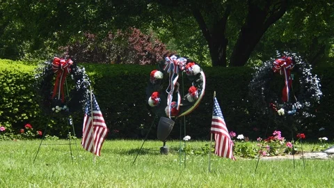 WreathFlagGraveMemorialDay4K 库存影片 108697764