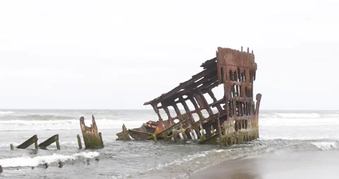Wreck of the Peter Iredale along pacific coast in Oregon. Stock Footage 254911547