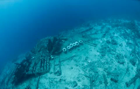 Wrecked remains of the cargo (toilets) of the yolanda shipwreck. Foto stock