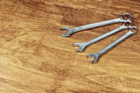 Wrench pattern iron and chrome tool for fixing and repairing cars on a wooden Foto stock