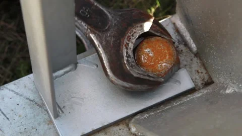 The wrench tightens the rusty nut Vídeo Stock 281948523
