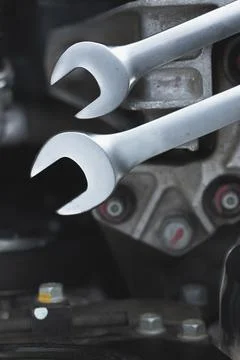 Wrenches lie on the engine of the car in the engine compartment. Foto stock