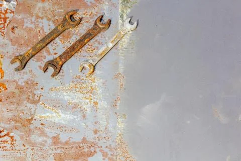 Wrenches on rusty metal 库存照片
