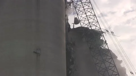 Wricking ball at work Video stock 43118175