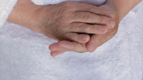 Wrinkled female hands, close-up Vídeos de archivo 74805609