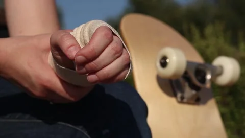 Wrist injury sustained while skateboarding Vidéo 340480862