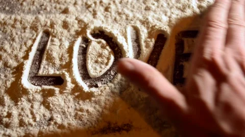 Write love on flour closeup Vídeos de archivo 59400351
