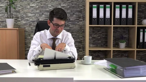 The writer does not know what to write on a typewriter Stock Footage 116653635