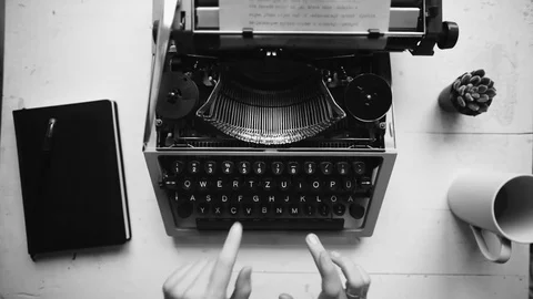Writer typing with retro writing machine. 스톡 동영상 84076899
