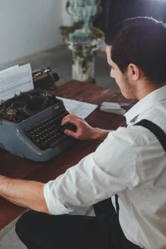 Writer typing with retro writing machine. Foto stock