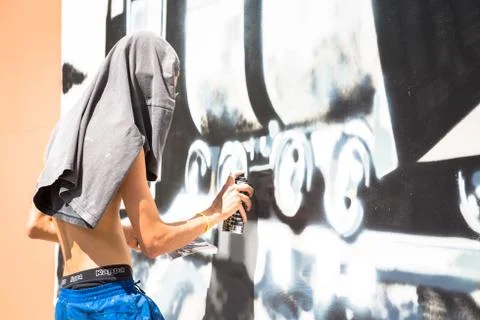 Writer working on a wall in an anonymous way Foto stock