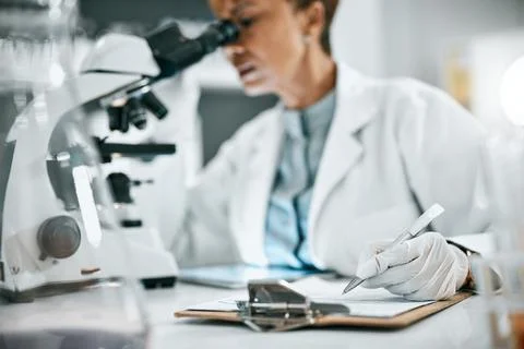 Writing checklist, microscope or science woman or doctor data analysis, medical Foto stock