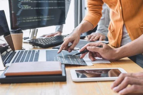 Writing codes and typing data code technology, Programmer cooperating working Foto stock