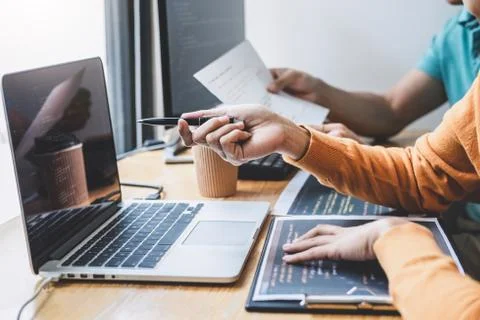 Writing codes and typing data code technology, Programmer cooperating working Stockfoto's