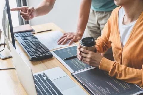 Writing codes and typing data code technology, Programmer cooperating working Foto stock