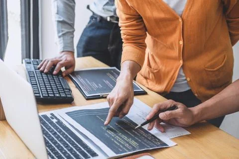 Writing codes and typing data code technology, Programmer cooperating working Foto stock