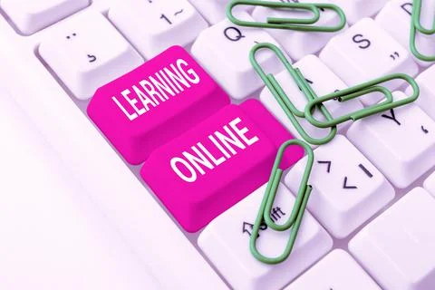 Writing displaying text Learning Online. Business approach Learn something new Foto stock