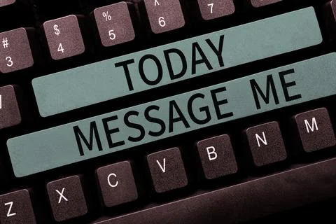 Writing displaying text Message Me. Internet Concept To ask someone to send you 스톡 사진