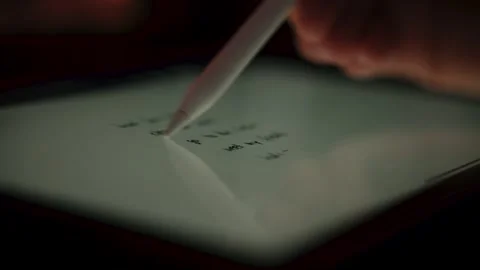 Writing Handwritten Notes on a Digital Tablet with a Stylus Pen at Night 库存影片 331170386