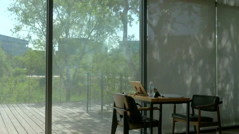 Writing instruments are placed on the desk, and trees are shaking in the wind ou Stock Footage 86091092