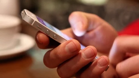 Writing messages on the smartphone Vídeo Stock 71766304