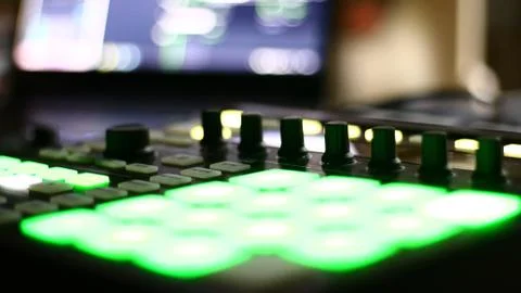 Writing Music, midi controller, Drum Pad, Native Instruments Maschine Mk2 스톡 사진