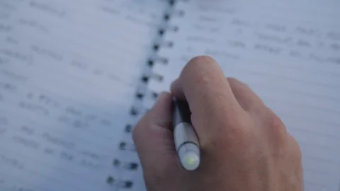 Writing a note Stockbeeldmateriaal 90039330