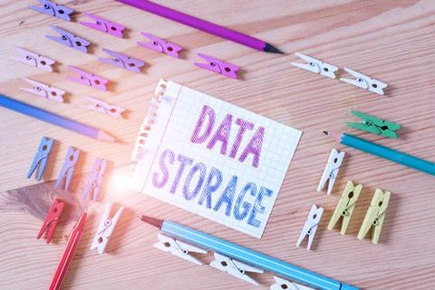 Writing note showing Data Storage. Business photo showcasing the act of Foto stock