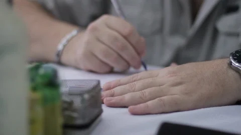 Writing a Paper 動画素材 95497850