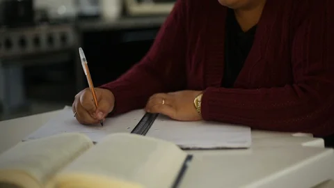 Writing with a pen in a notebook Vídeo Stock 128699698