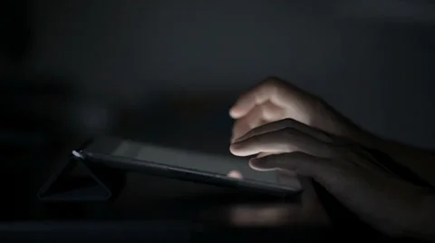 Writing sms/email on tablet 库存影片 29228543