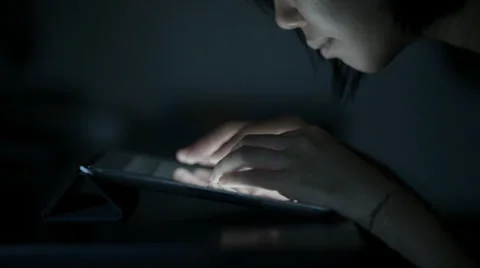Writing sms/email on tablet 库存影片 29228653