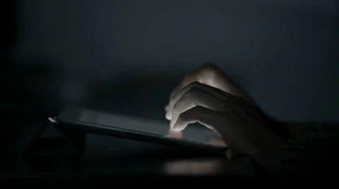 Writing sms/email on tablet 库存影片 29228892