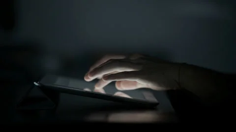 Writing sms/email on tablet 库存影片 29228967