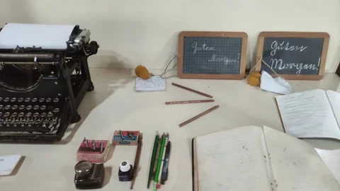 Writing tools and an old typewriter in the "Schafferer Museum" in Pozuzo, Peru 動画素材 283677271