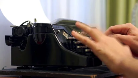 Writing on the typewriter Vídeo Stock 83044154
