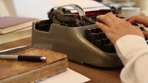 Writing on a Vintage Typewriter Видео 338027872