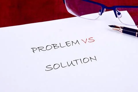 A written expression highlights the concept of problem versus solution, featu Foto stock
