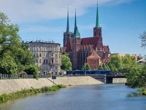 Wroclaw, View of Ostrow Tumski from the Oder coast at ul. Drobnera Fotos de archivo