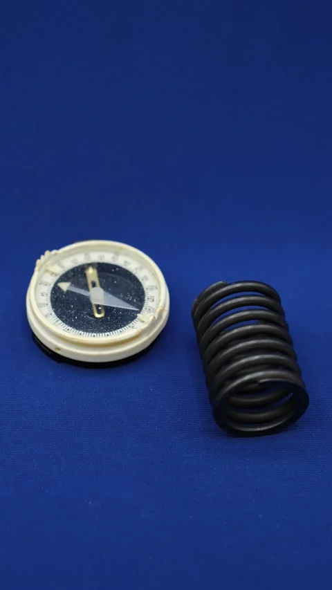 Wrong Compass. Metal Object Cause of the Compass Failure. Vídeo Stock 327843917
