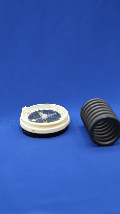 Wrong Compass. Metal spring deflects the compass needle. Vídeo Stock 328348158