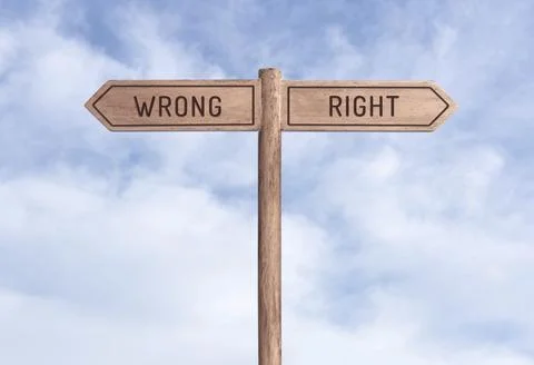 Wrong or Right concept. Words in opposite directions on signpost with sky Foto stock